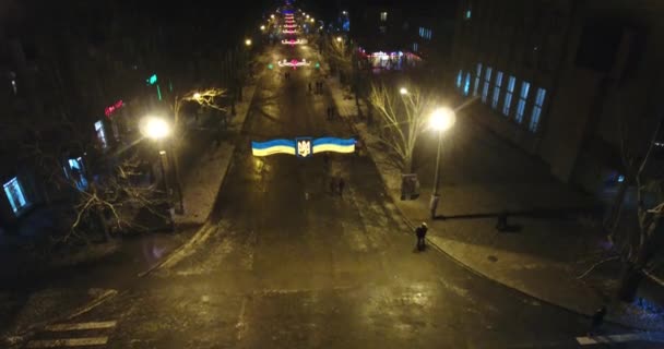 Légifelvételek éjszaka kivilágított városkép nézet gördülő utcai városi- és körzeti — Stock videók