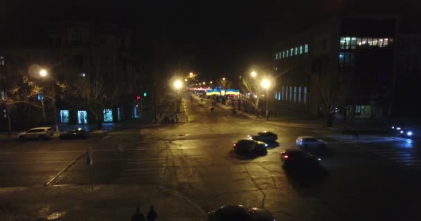 Vista aérea noche iluminado paisaje urbano vista de la calle y el distrito de la ciudad rodante — Vídeo de stock
