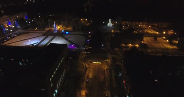 Vista aérea noite iluminada vista cityscape de rua da cidade de rolamento e distrito — Vídeo de Stock