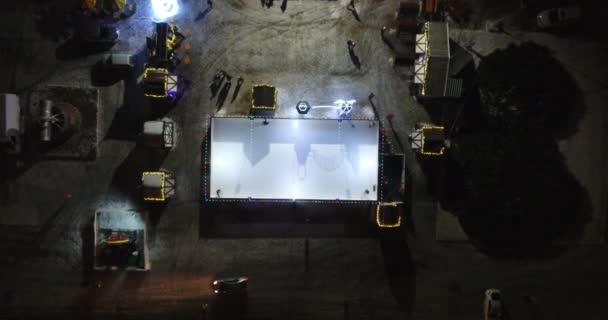 Luchtfoto van de ijsbaan in de nacht-stad op New Years vakantie — Stockvideo