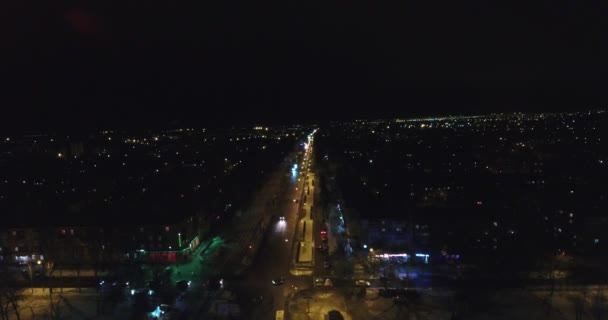 Havadan görünümü gece şehir sokak ve bölge inişli çıkışlı cityscape görünümü aydınlatılmış — Stok video