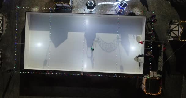 Αεροφωτογραφία του παγοδρόμιο στην πόλη το βράδυ στις διακοπές της Πρωτοχρονιάς — Αρχείο Βίντεο