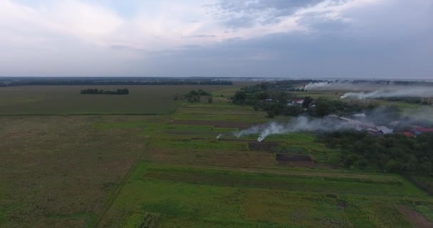 Вид з повітря на сільськогосподарські поля, де фермери спалюють пожежі — стокове відео