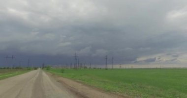 İleri tarım alanlarına elektrik direği ile hareket eden arabanın penceresinden görüntülemek