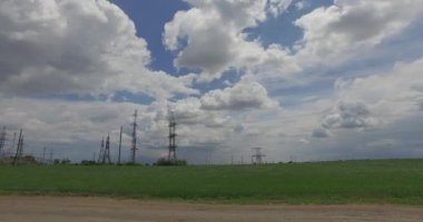 Elektrik direkleri ile tarım alanlarının görünümü