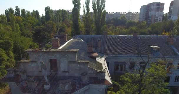 Vista aerea: vecchia statua rotta sul tetto di edificio in rovina — Video Stock