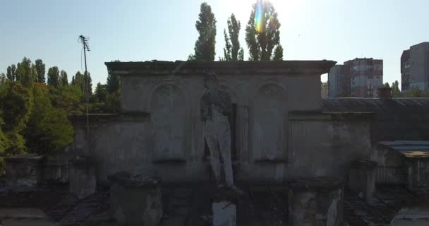 Vue aérienne : Ancienne statue cassée sur le toit d'un bâtiment en ruine — Video