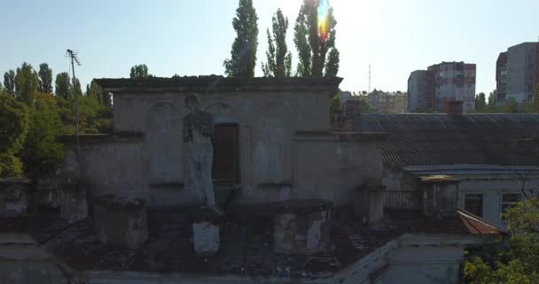 Aerial view: Old broken statue on roof of ruined building — Stock Video