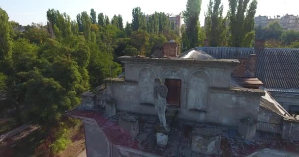 Luftaufnahme: alte kaputte Statue auf dem Dach einer Bauruine — Stockvideo