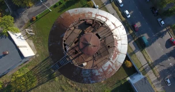 Vista aérea de uma antiga torre de Shukhov de água metálica em Mykolayiv, Ucrânia — Vídeo de Stock