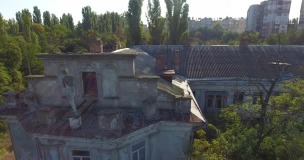 Vista aérea: Estátua quebrada velha no telhado do edifício arruinado — Vídeo de Stock