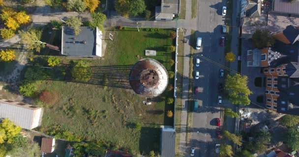 Vista aérea de uma antiga torre de Shukhov de água metálica em Mykolayiv, Ucrânia — Vídeo de Stock
