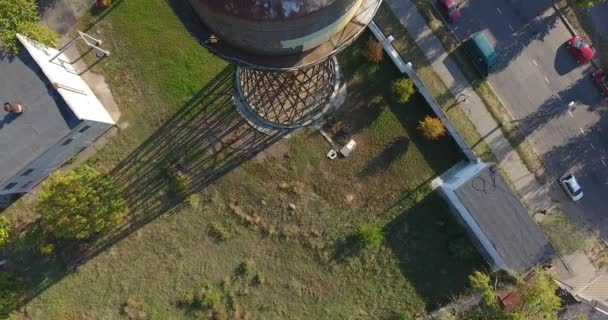 Flygfoto över en gammal metall vatten nätliknande torn i Mykolayiv, Ukraina — Stockvideo
