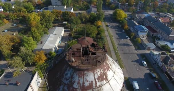 Вид с воздуха на старую металлическую воду Шуховскую башню в Николаеве, Украина — стоковое видео