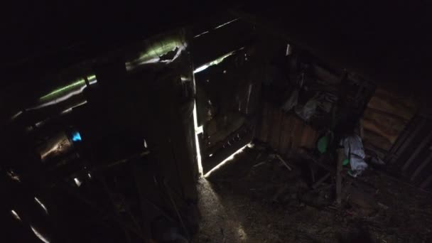 Lentement une porte s'ouvre d'une ancienne ferme à un jardin verdoyant et lumineux 
