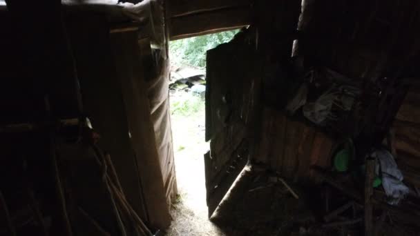 Lentement une porte s'ouvre d'une ancienne ferme à un jardin verdoyant et lumineux 