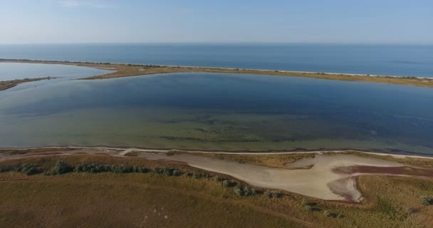 Vuelo aéreo fantástico de los drones sobre el agua del lago salado en la isla de la orilla — Vídeo de stock
