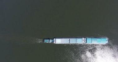 Hava video nehir itici tekne mavna ile orta Nehri'nin kuru yük taşıma