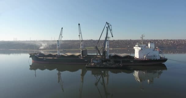 Luchtfoto van de droge lading schip of vrachtschip laden dredger landschap ochtend — Stockvideo