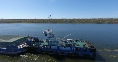 Hava video nehir itici tekne mavna ile orta Nehri'nin kuru yük taşıma