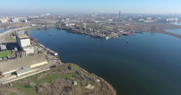 Vista superior del fantástico paisaje con un puerto fluvial y una planta en la neblina de la mañana — Vídeos de Stock