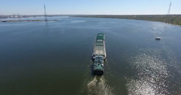 Vídeo aéreo barco empujador de río que transporta barcaza con carga seca de río medio — Vídeo de stock