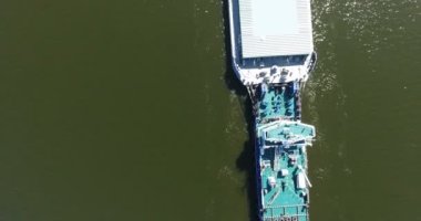 Hava video nehir itici tekne mavna ile orta Nehri'nin kuru yük taşıma