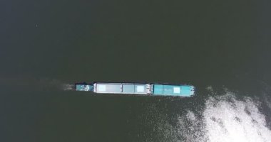 Hava video nehir itici tekne mavna ile orta Nehri'nin kuru yük taşıma