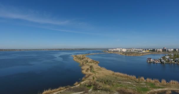Luchtfoto fantastisch uitzicht op de stad vanaf de kant van de rivier van de zomer — Stockvideo