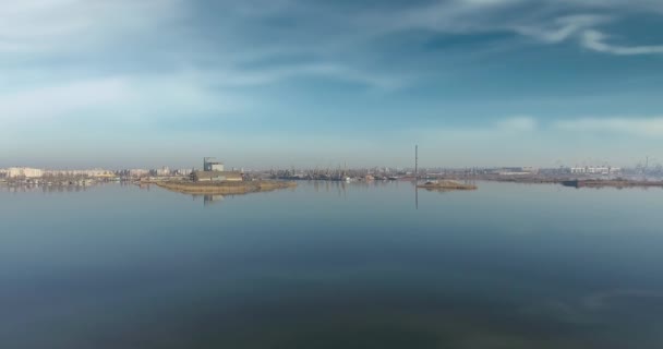 Vista superior del fantástico paisaje con un puerto fluvial y una planta en la neblina de la mañana — Vídeo de stock