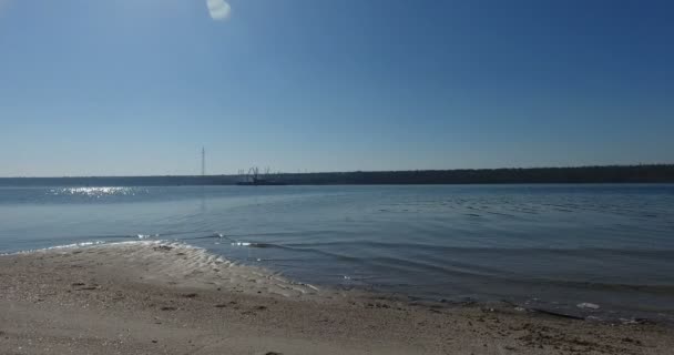 Vue de la rive de la rivière du matin à l'eau libre avec des navires en marche à distance — Video