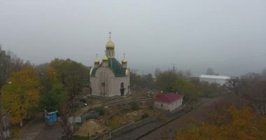 Havadan görünümü kutsal büyük şehit Catherine, şehir Mukolayev içinde yoğun sis, Ukrayna