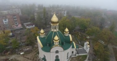 Havadan görünümü kutsal büyük şehit Catherine, şehir Mukolayev içinde yoğun sis, Ukrayna