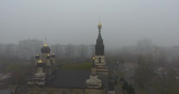 Flygfoto katedralen av Kasperovo ikon Guds moder, stad i tät dimma — Stockvideo