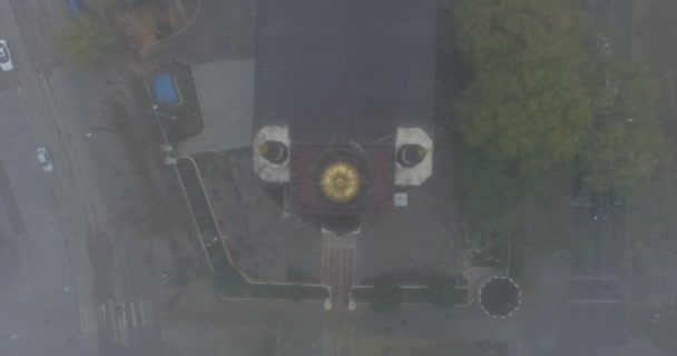 Luchtfoto kathedraal van het pictogram van het Kasperovo van de moeder van God, de stad in dichte mist — Stockvideo