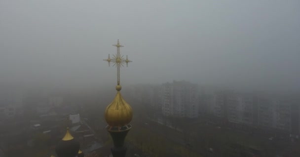 Luchtfoto kathedraal van het pictogram van het Kasperovo van de moeder van God, de stad in dichte mist — Stockvideo