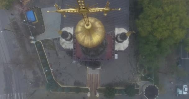 Luftaufnahme Kathedrale von Kasperowo Ikone der Gottesmutter, Stadt im dichten Nebel — Stockvideo