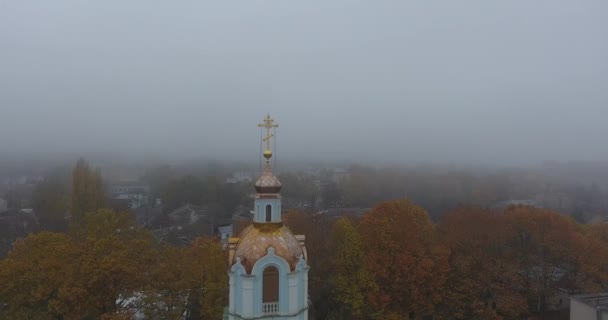 Letecký pohled na katedrálu z narození z Panny Marie, město v husté mlze — Stock video