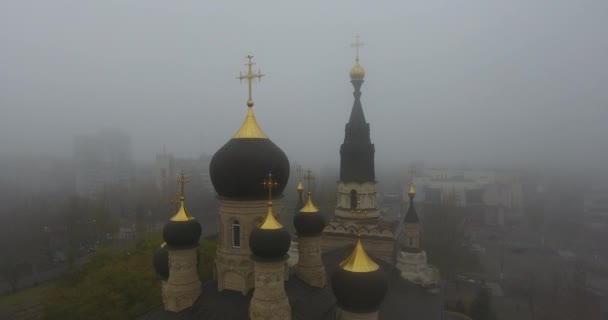 Vista aérea Catedral de Kasperovo Icono de la Madre de Dios, ciudad en niebla densa — Vídeo de stock