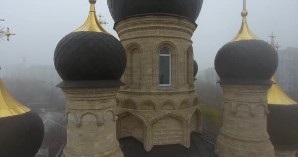 Flygfoto katedralen av Kasperovo ikon Guds moder, stad i tät dimma — Stockvideo