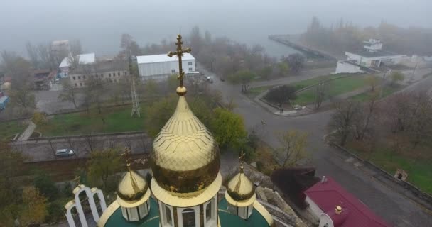 Vue Aérienne Sainte Grande Martyre Catherine, ville de Mukolayev dans un brouillard dense, Ukraine — Video