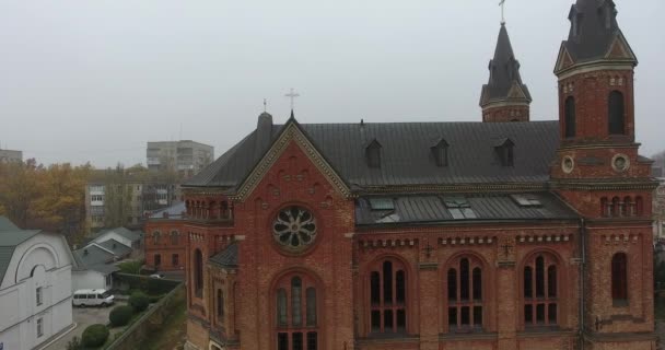 Vue aérienne Église catholique romaine Saint-Joseph, ville de Mykolaiv dans un brouillard dense — Video