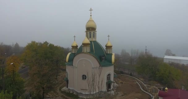 Luftaufnahme heilige Großmärtyrerin Katherine, Stadt Mukolajew im dichten Nebel, Ukraine — Stockvideo