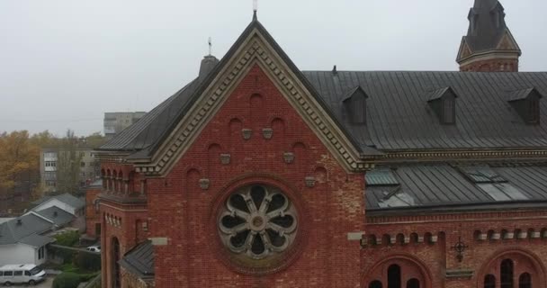 Widok z lotu ptaka Kościół rzymsko-katolicki św., miasto Mikołajów w gęstej mgle — Wideo stockowe