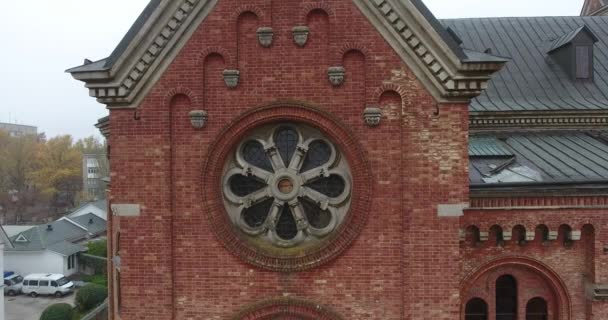 Luchtfoto rooms-katholieke kerk van St.-Jozef, stad van Mykolajiv in dichte mist — Stockvideo