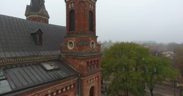 Luchtfoto rooms-katholieke kerk van St.-Jozef, stad van Mykolajiv in dichte mist — Stockvideo