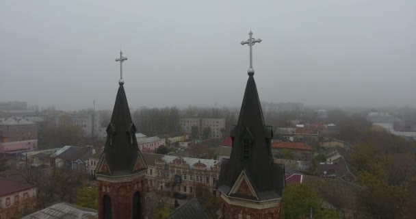 Vista aérea Igreja Católica Romana de São José, cidade de Mykolaiv em denso nevoeiro — Vídeo de Stock