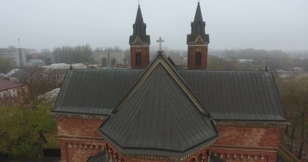 Flygfoto romersk-katolska kyrkan Saint Joseph, staden av Mykolajiv i tät dimma — Stockvideo
