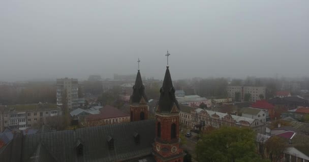 Εναέρια άποψη Ρωμαιοκαθολική Εκκλησία του Αγίου Ιωσήφ, πόλη της Μικολάεφ στην πυκνή ομίχλη — Αρχείο Βίντεο