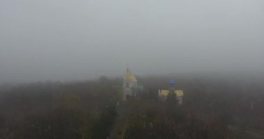 Havadan görünümü Nikolaevsky All Saints Kilisesi, şehirde yoğun sis, Ukrayna